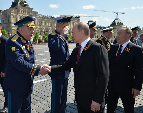 Президент РФ В. Путин и премьер-министр РФ Д. Медведев на военном параде в честь 71-й годовщины Победы в ВОВ