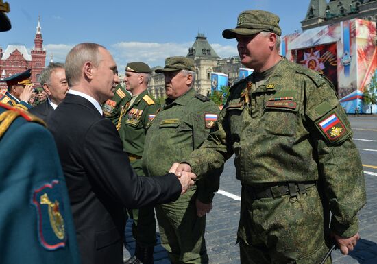 Президент РФ В. Путин и премьер-министр РФ Д. Медведев на военном параде в честь 71-й годовщины Победы в ВОВ