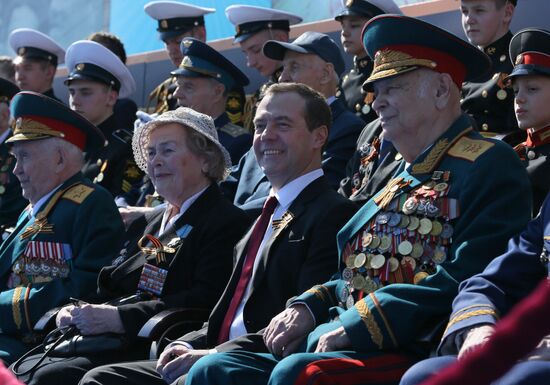 Президент РФ В. Путин и премьер-министр РФ Д. Медведев на военном параде в честь 71-й годовщины Победы в ВОВ