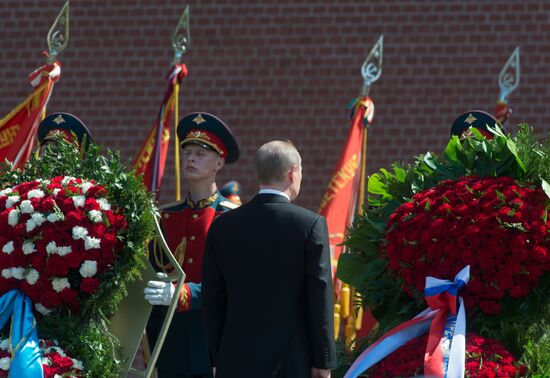 Президент РФ В. Путин и премьер-министр РФ Д.Медведев на церемонии возложения цветов к Могиле Неизвестного солдата