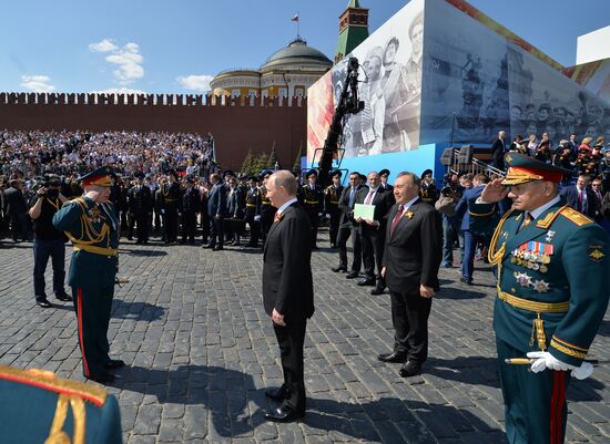 Президент РФ В. Путин и премьер-министр РФ Д. Медведев на военном параде в честь 71-й годовщины Победы в ВОВ