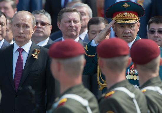 Президент РФ В. Путин и премьер-министр РФ Д.Медведев на церемонии возложения цветов к Могиле Неизвестного солдата