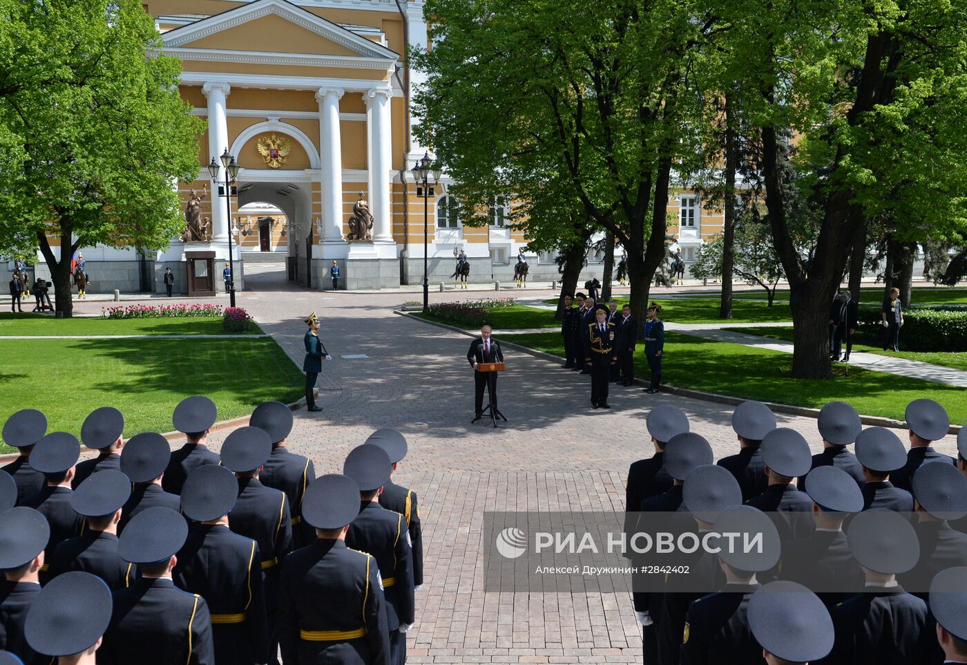Президент РФ В. Путин поздравил Кремлевский полк Московского Кремля ФСО с 80-летием