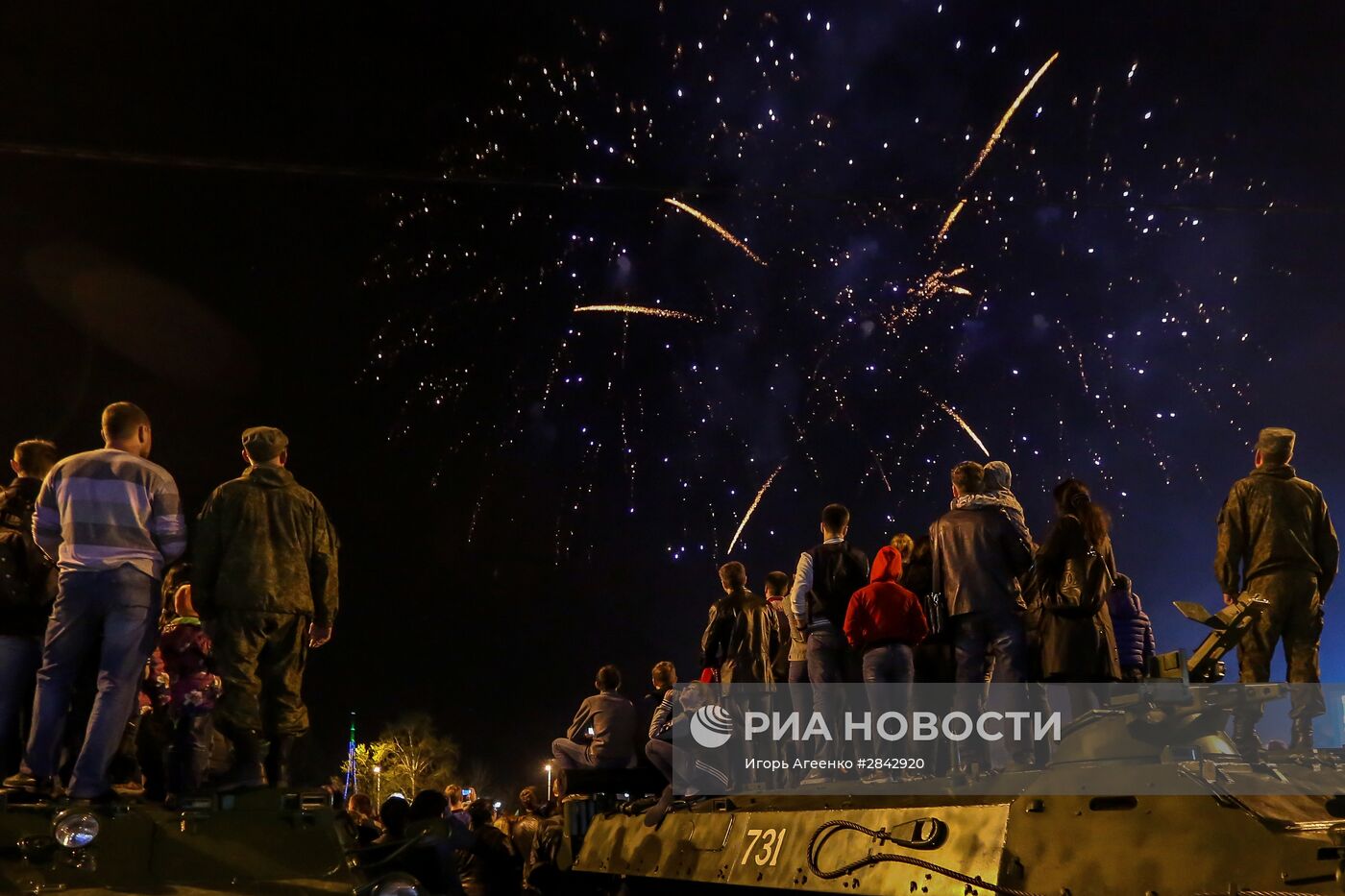 Праздничный салют в честь 71-й годовщины Победы в ВОВ в городах России