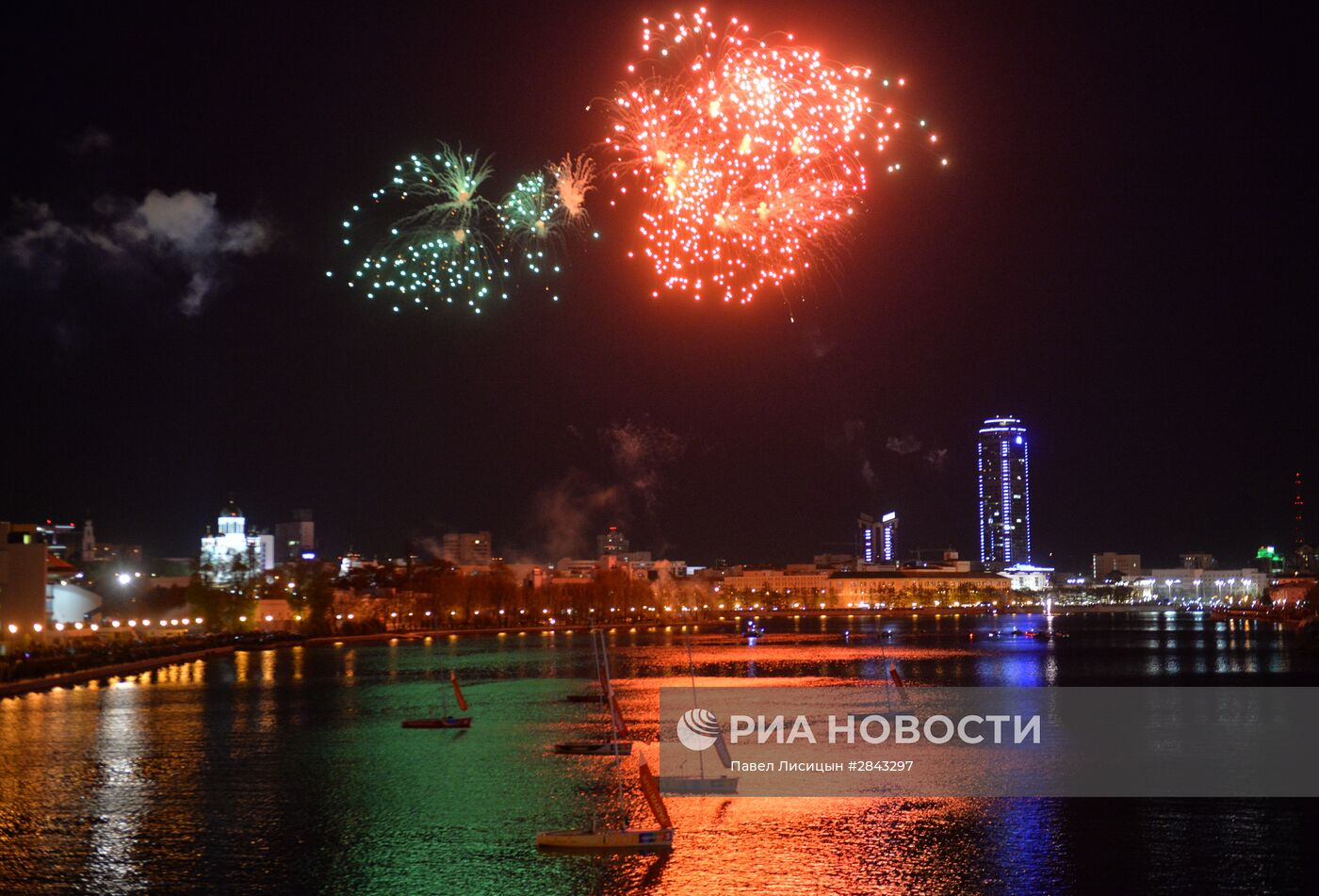 Праздничный салют в честь 71-й годовщины Победы в ВОВ в городах России