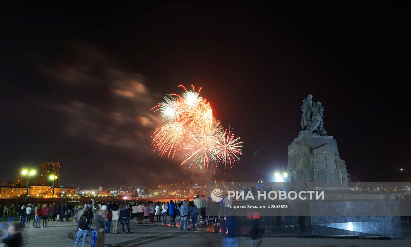 Праздничный салют в честь 71-й годовщины Победы в ВОВ в городах России