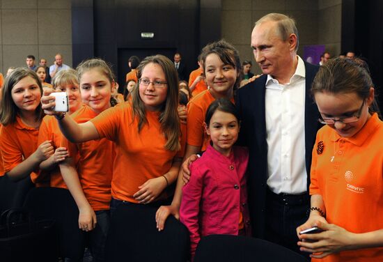 Президент РФ В. Путин посетил образовательный центр "Сириус" в Сочи