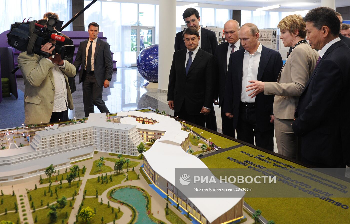 Президент РФ В. Путин посетил образовательный центр "Сириус" в Сочи