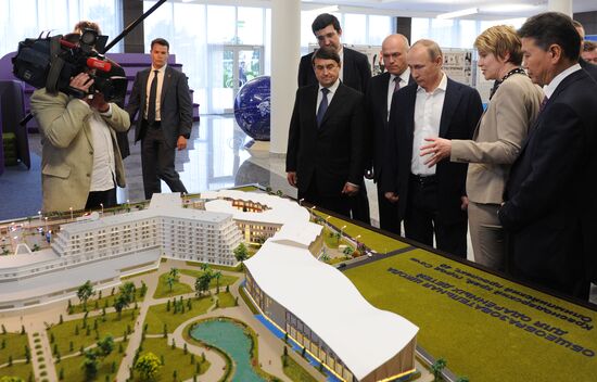 Президент РФ В. Путин посетил образовательный центр "Сириус" в Сочи