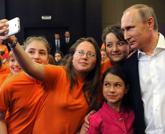 Президент РФ В. Путин посетил образовательный центр "Сириус" в Сочи