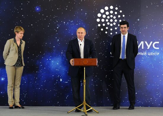 Президент РФ В. Путин посетил образовательный центр "Сириус" в Сочи