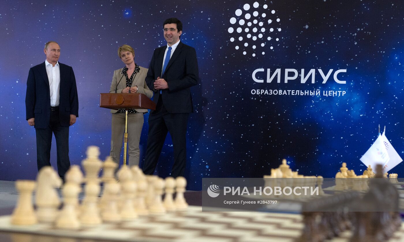 Президент РФ В. Путин посетил образовательный центр "Сириус" в Сочи