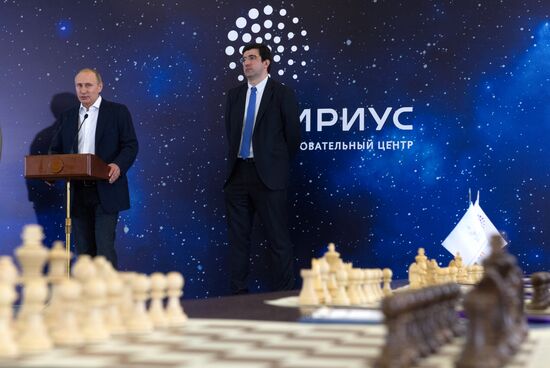 Президент РФ В. Путин посетил образовательный центр "Сириус" в Сочи