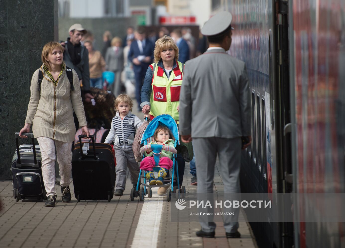 Отправление первого поезда, оформленного в честь Года российского кино