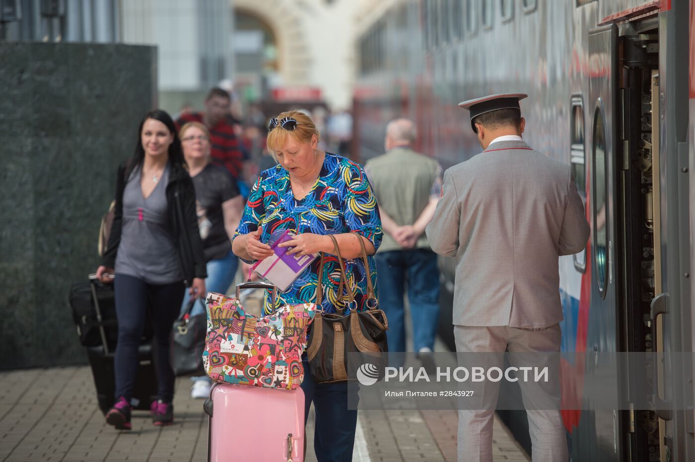 Отправление первого поезда, оформленного в честь Года российского кино