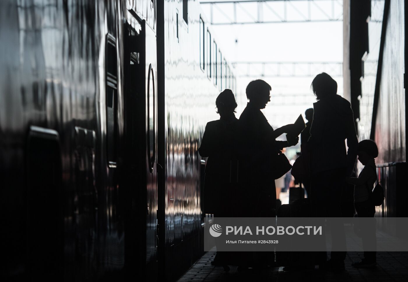 Отправление первого поезда, оформленного в честь Года российского кино