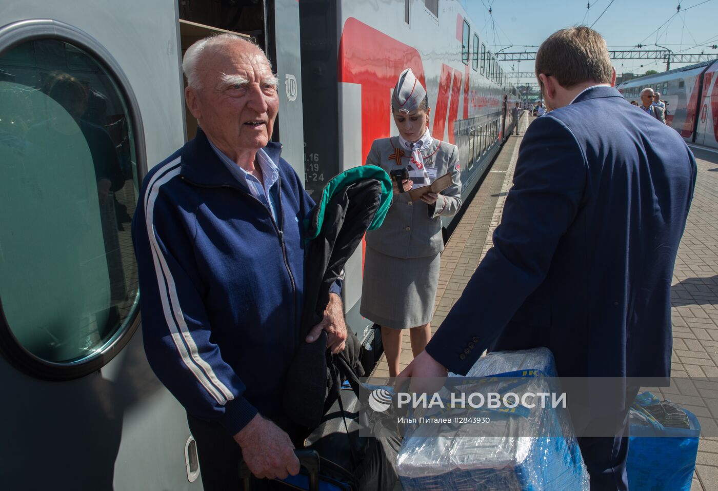 Отправление первого поезда, оформленного в честь Года российского кино