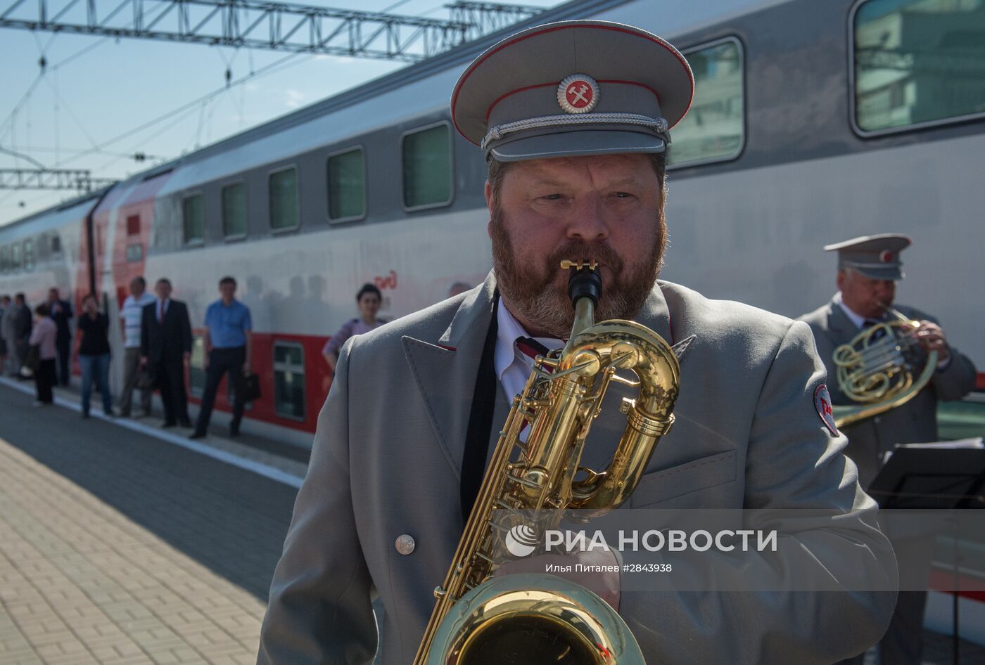 Отправление первого поезда, оформленного в честь Года российского кино