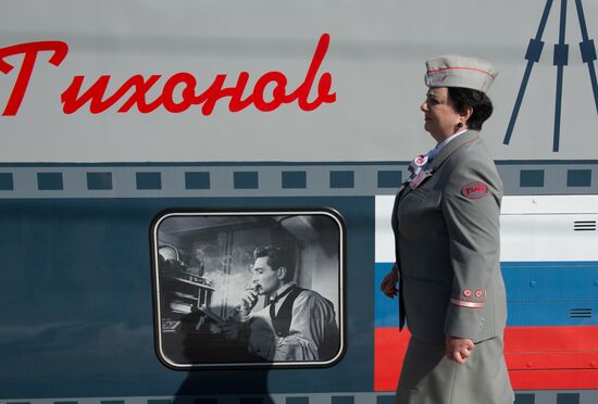 Отправление первого поезда, оформленного в честь Года российского кино
