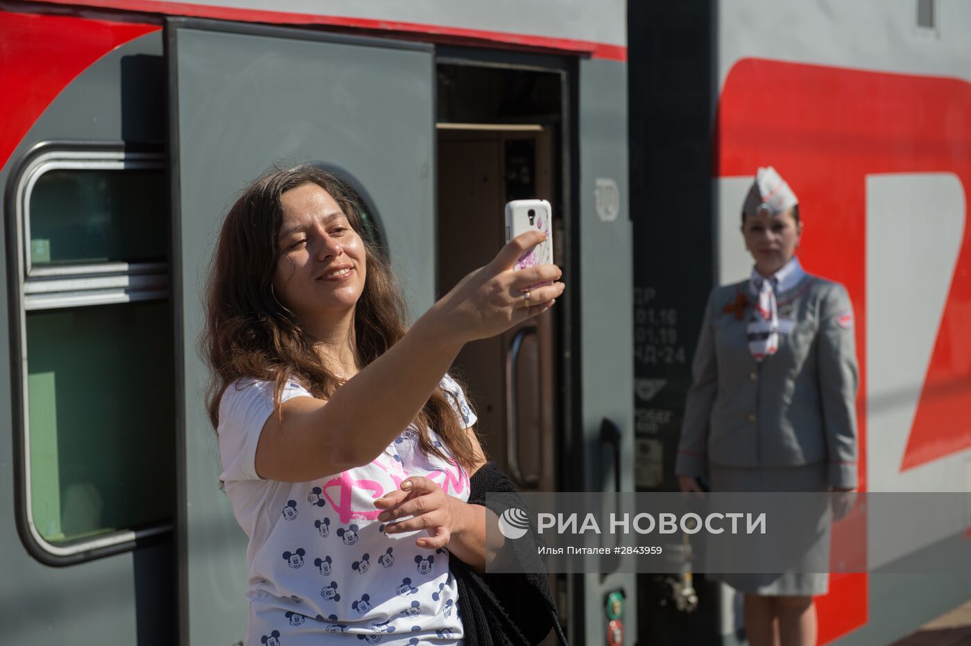 Отправление первого поезда, оформленного в честь Года российского кино