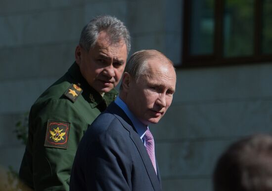 Президент РФ В. Путин провел совещание с военными в Сочи