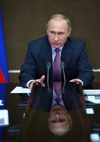 Президент РФ В. Путин провел в Сочи совещание по авиации
