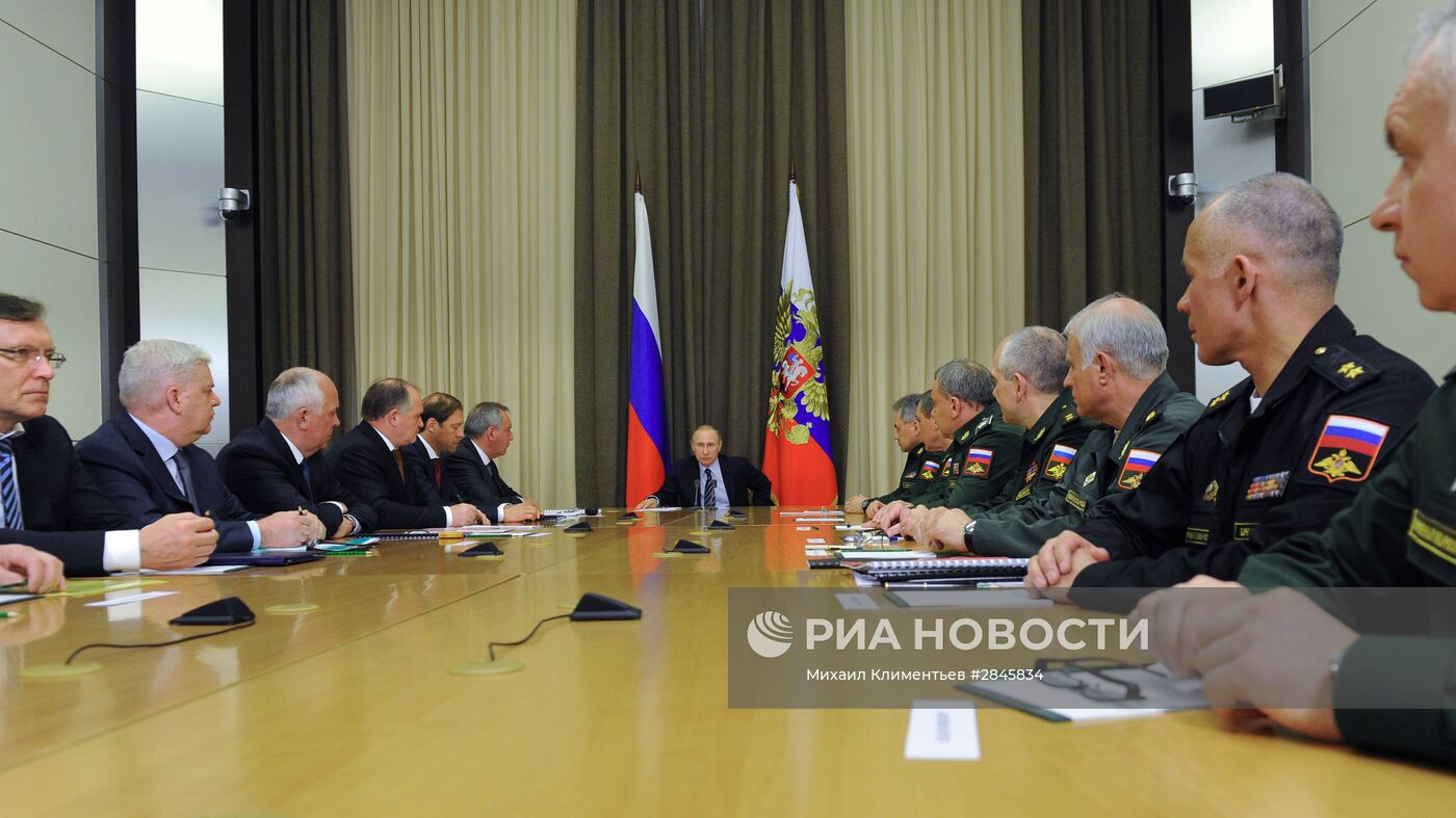 Президент РФ В. Путин провел совещание с военными в Сочи