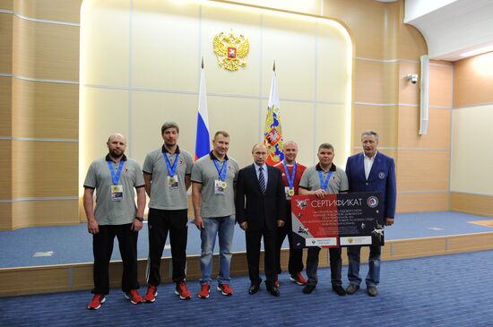 Президент РФ В. Путин встретился с победителями V Всероссийского фестиваля по хоккею среди любителей