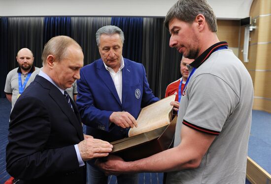 Президент РФ В. Путин встретился с победителями V Всероссийского фестиваля по хоккею среди любителей