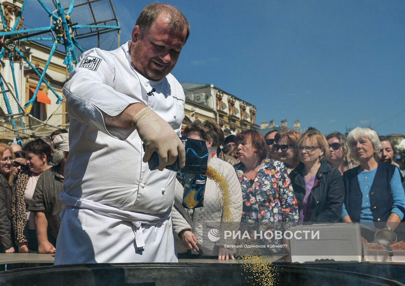 На фестивале "Рыбная неделя" приготовили самую большую уху в Москве