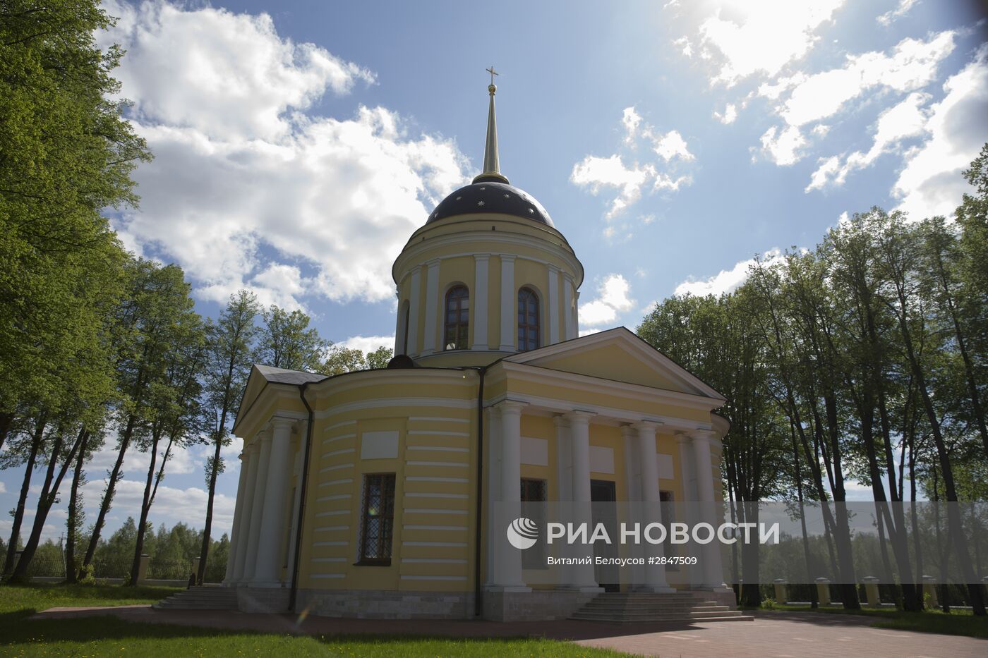 Обряд крещения в православном храме в селе Талеж Московской области