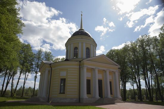 Обряд крещения в православном храме в селе Талеж Московской области
