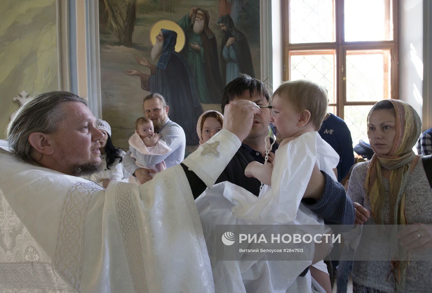 Обряд крещения в православном храме в селе Талеж Московской области