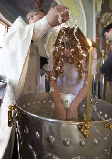 Обряд крещения в православном храме в селе Талеж Московской области
