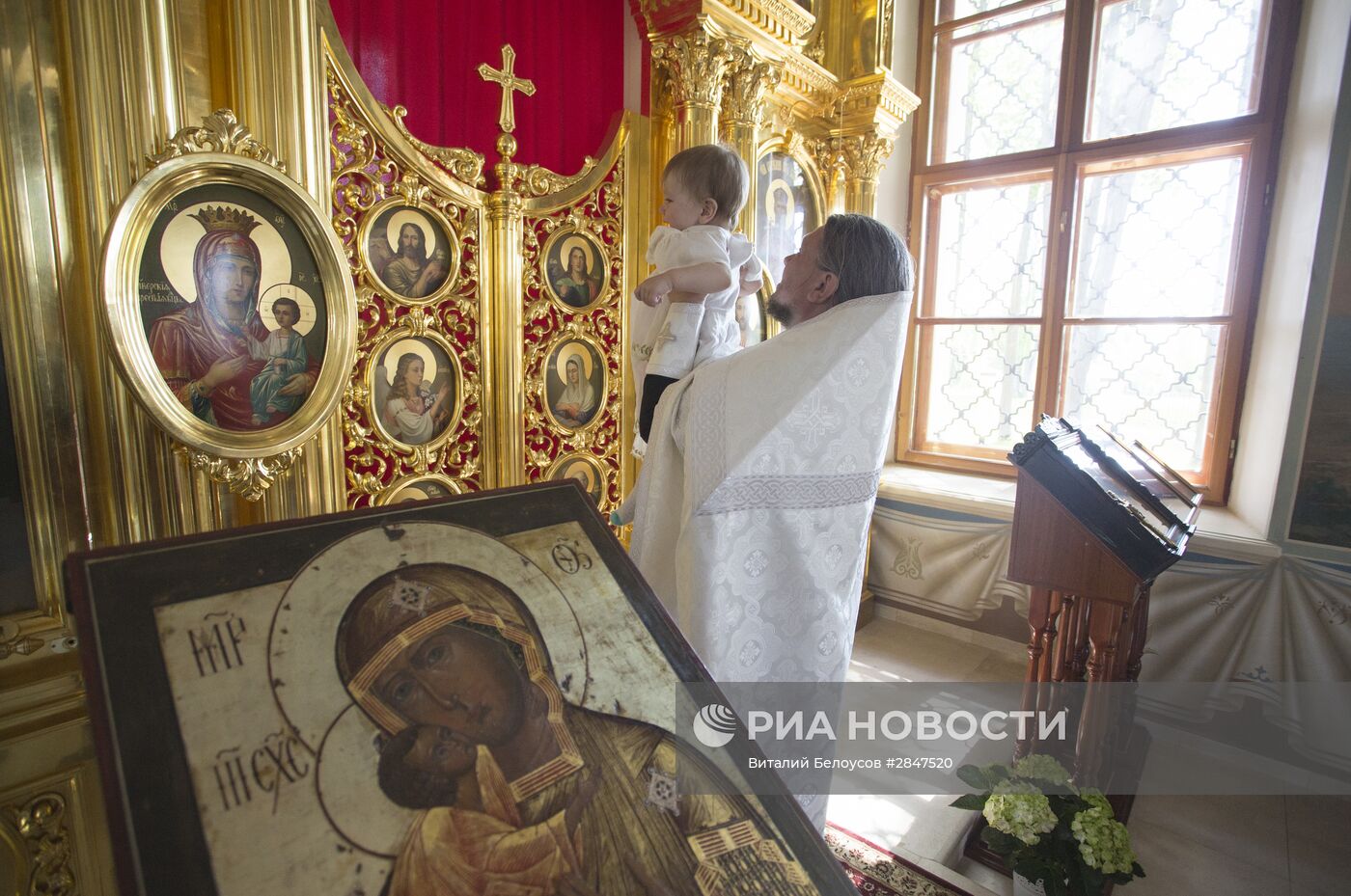 Обряд крещения в православном храме в селе Талеж Московской области