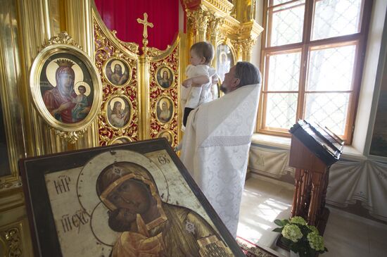 Обряд крещения в православном храме в селе Талеж Московской области