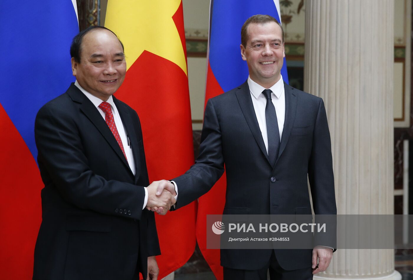 Премьер-министр РФ Д. Медведев встретился с премьером Вьетнама Нгуен Суан Фуком