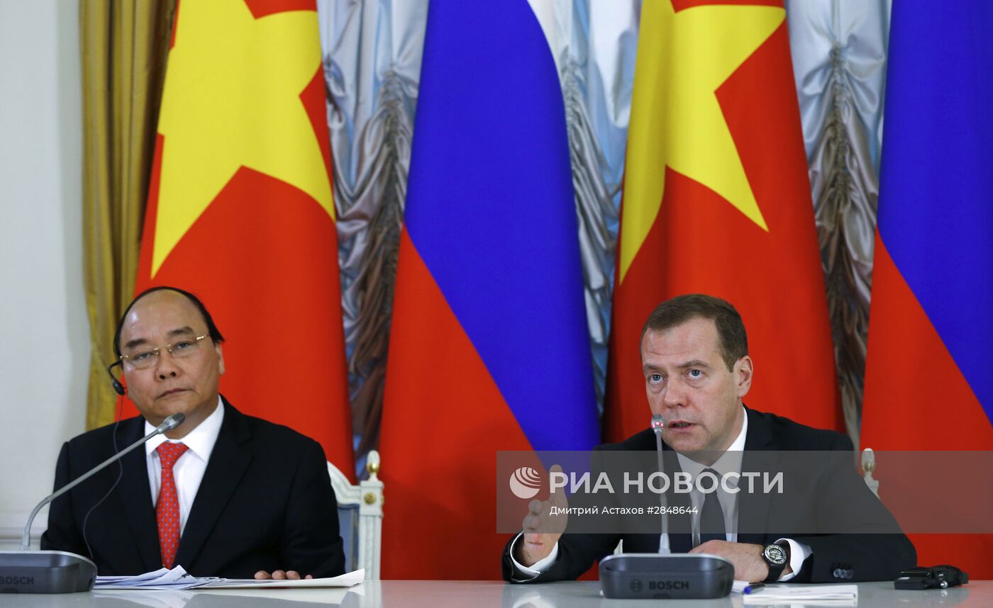 Премьер-министр РФ Д. Медведев встретился с премьером Вьетнама Нгуен Суан Фуком