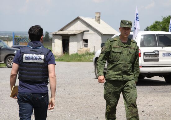 Последствия обстрела Докучаевска в Донецкой области