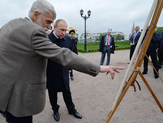 Президент РФ В. Путин осмотрел парк на месте 14-го корпуса в Кремле