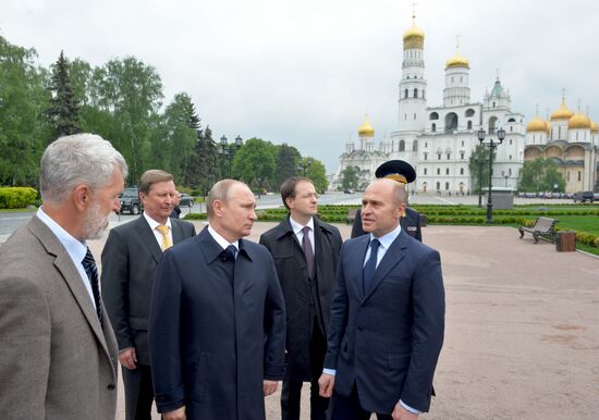 Президент РФ В. Путин осмотрел парк на месте 14-го корпуса в Кремле