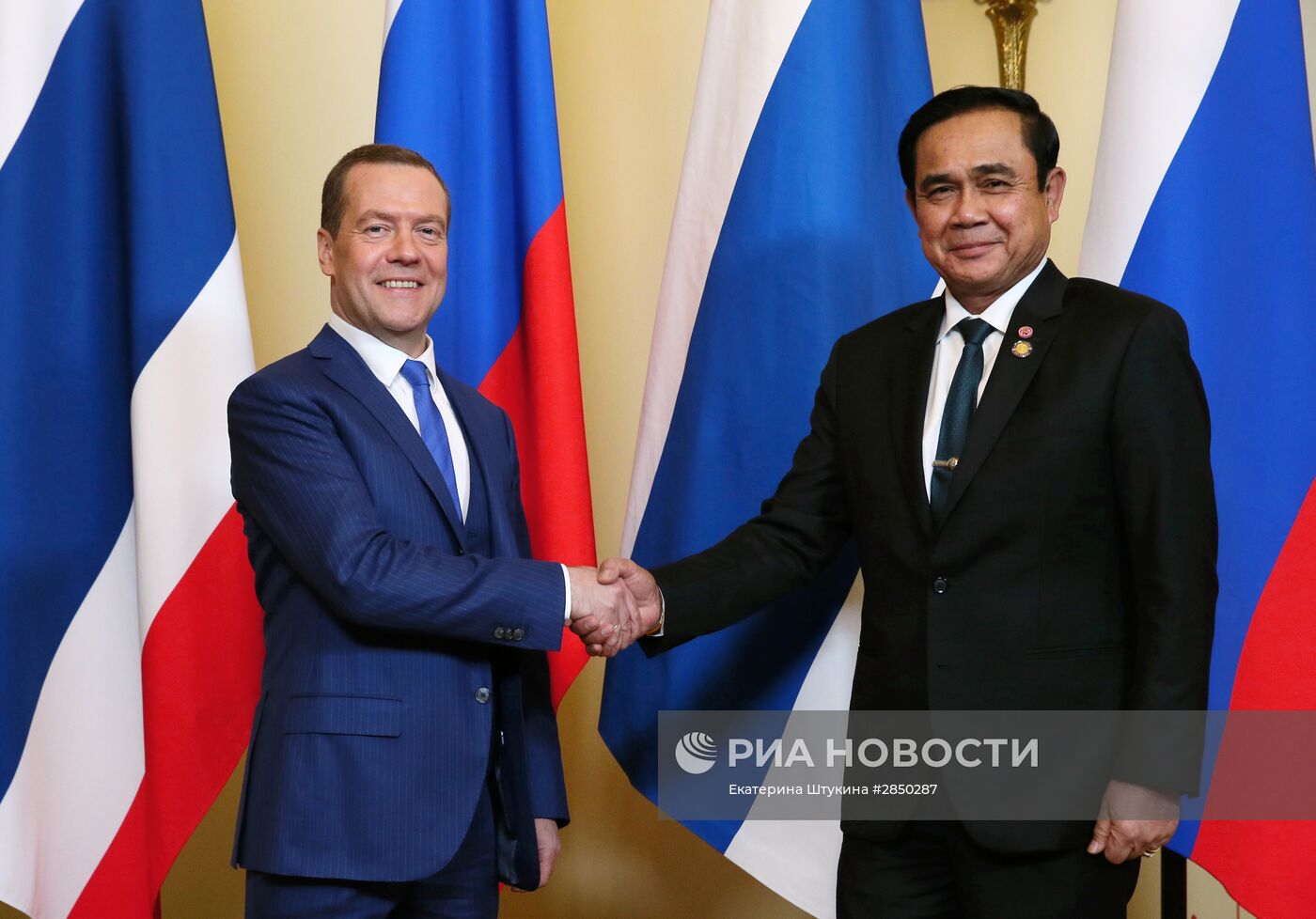 Премьер-министр РФ Д. Медведев встретился с премьер-министром Таиланда П. Чан-очей