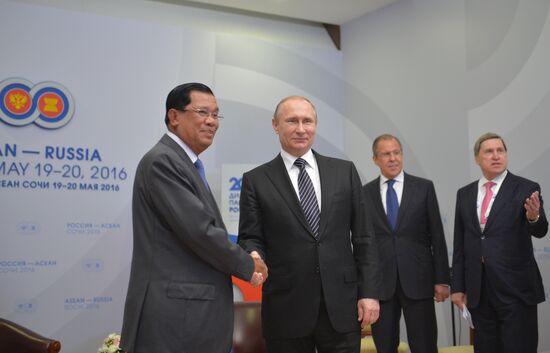 Двусторонняя встреча президента РФ В. Путина с премьер-министром Камбоджи Хун Сеном