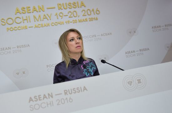 Регулярный брифинг директора департамента информации и печати министерства иностранных дел РФ Марии Захаровой