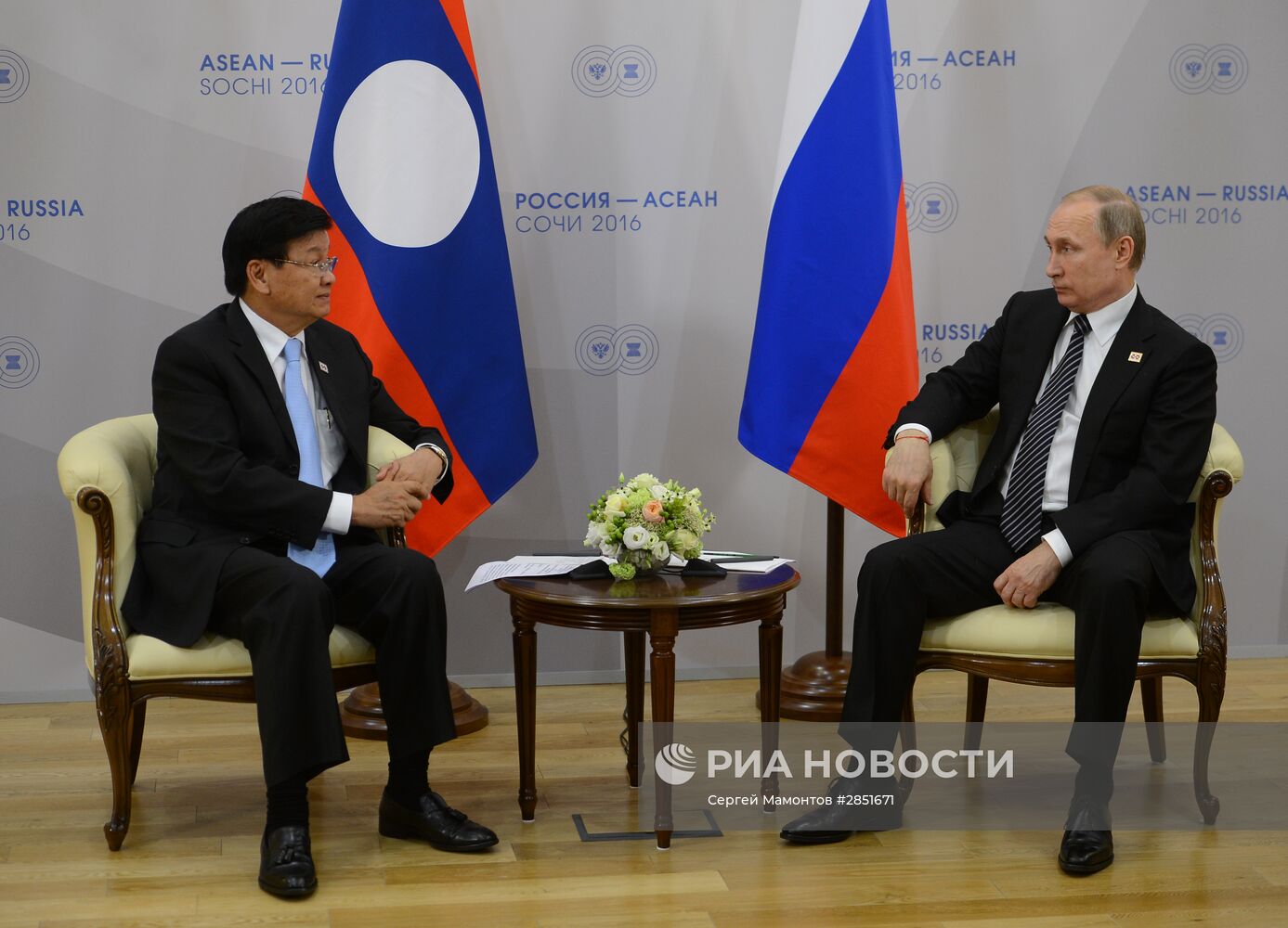 Двусторонняя встреча президента РФ В. Путина с премьер-министром Лаосской Народно-Демократической Республики Тхонглуном Сисулитом