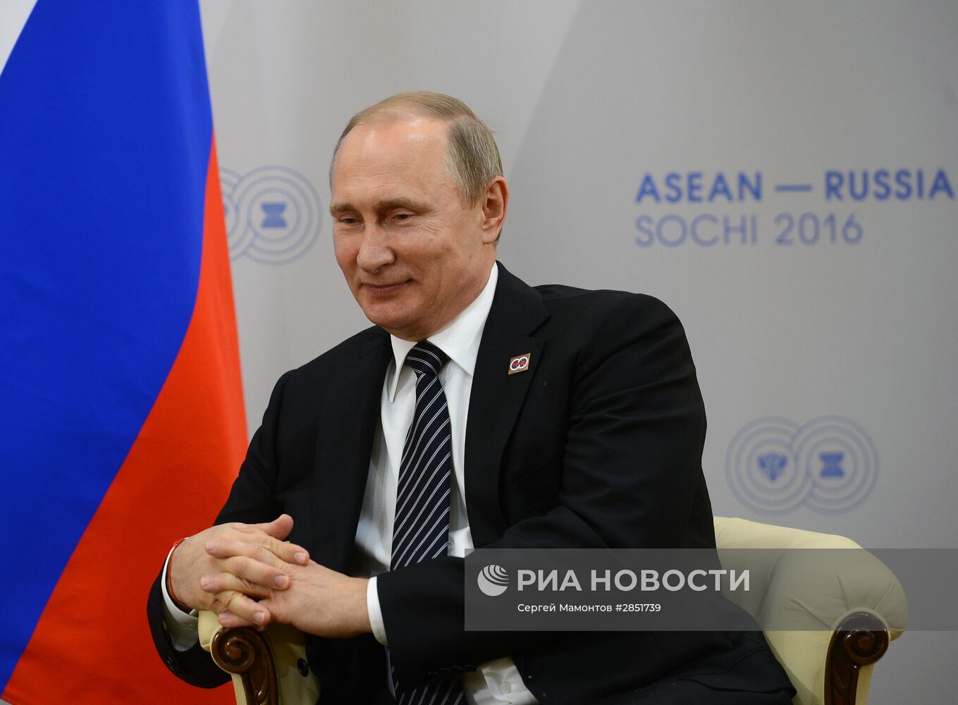 Двусторонняя встреча президента РФ В. Путина с премьер-министром Лаосской Народно-Демократической Республики Тхонглуном Сисулитом