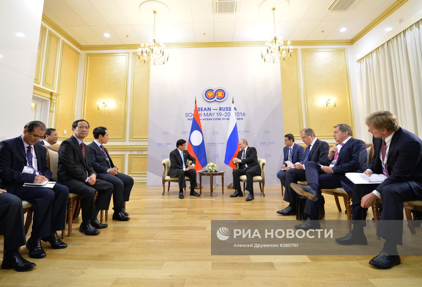Двусторонняя встреча президента РФ В. Путина с премьер-министром Лаосской Народно-Демократической Республики Тхонглун Сисулитом