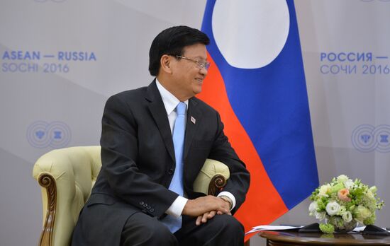 Двусторонняя встреча президента РФ В. Путина с премьер-министром Лаосской Народно-Демократической Республики Тхонглун Сисулитом