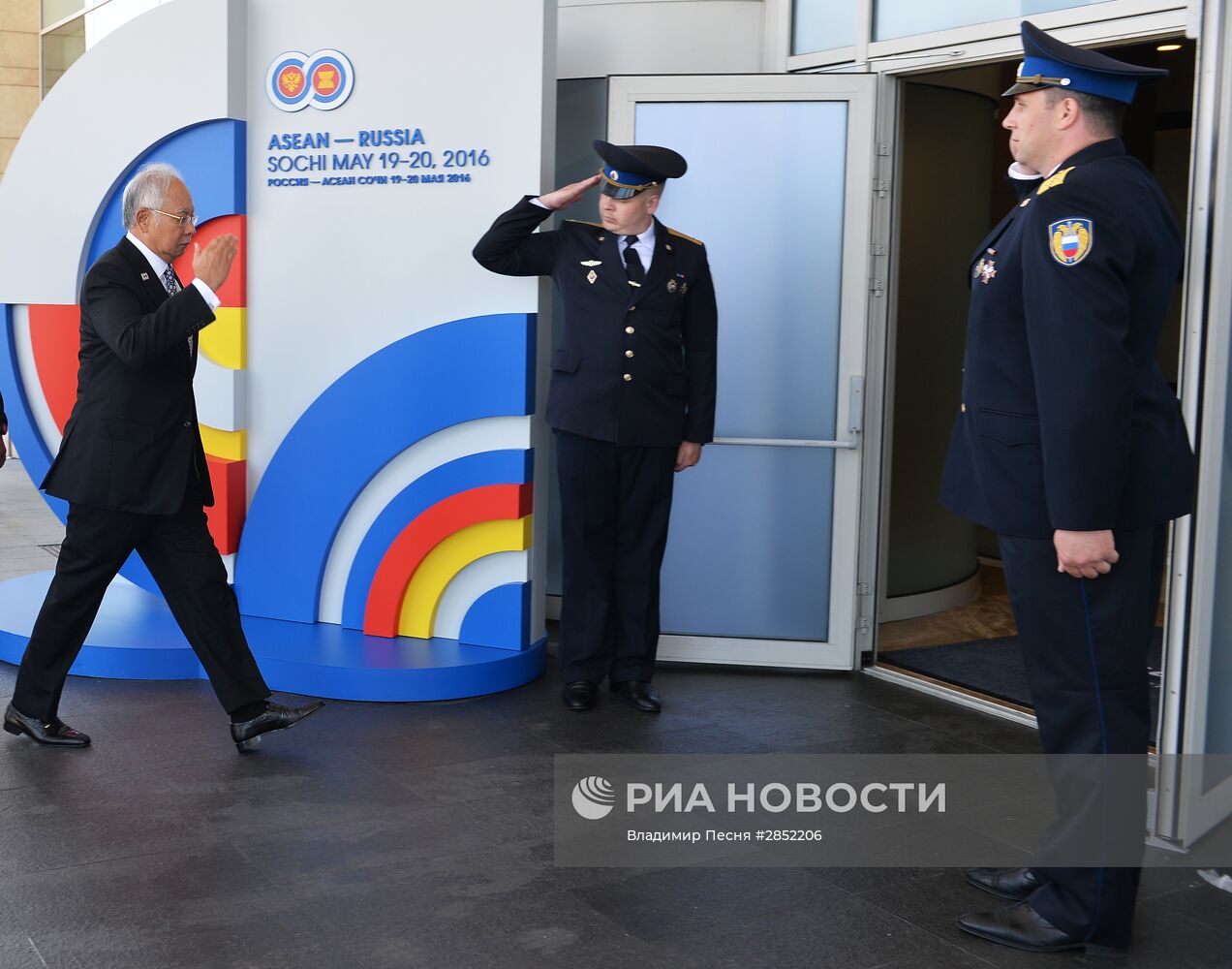 Прибытие глав делегаций - участников саммита Россия — АСЕАН к конгресс-центру в Сочи