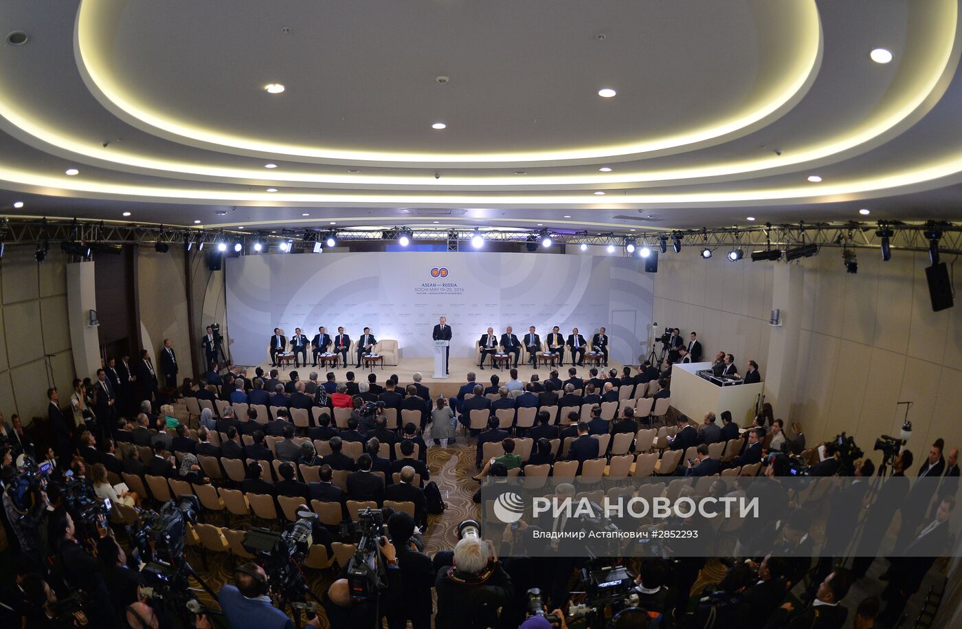 Встреча глав делегаций-участников саммита Россия — АСЕАН с представителями Делового форума Россия — АСЕАН